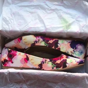 Dream Pairs Floral Flats; 8.5